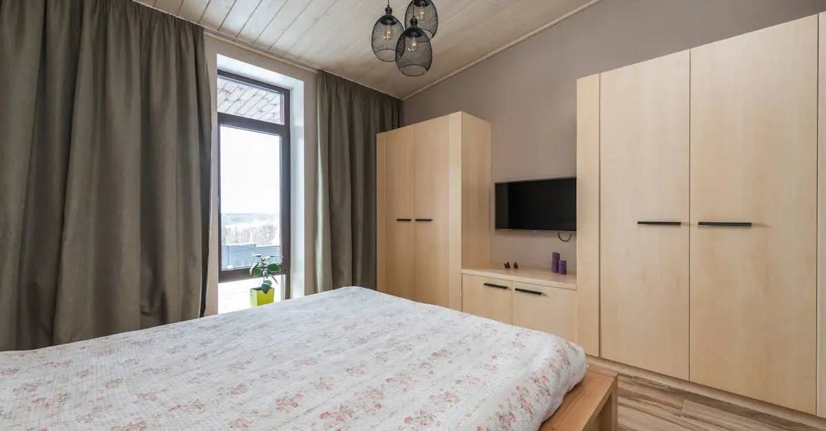 Massivholz Kleiderschränke: Robustes Design und natürliches Flair.