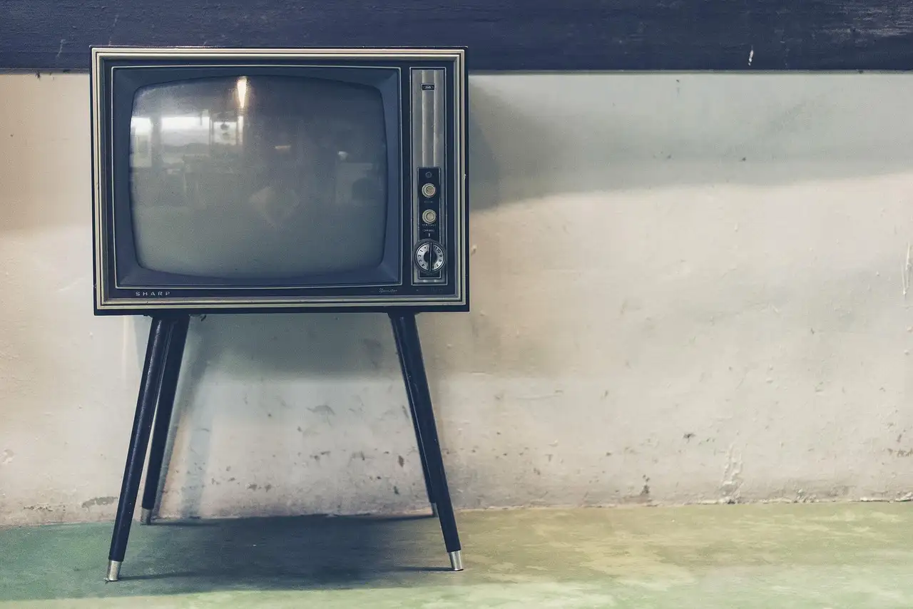 TV Wand Wohnzimmer: Moderne Halterungen & Möbel online