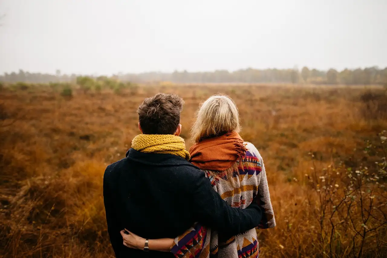 Warme Rottöne und Luxus-Stoffe: So holst du den gemütlichen Herbst-Trend 2024 in dein Zuhause