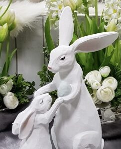 Hasenmutter mit Hasenmädchen am spielen