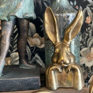Hasenkopf Gold „Cool Rabbit“ mit aufgestützen Armen