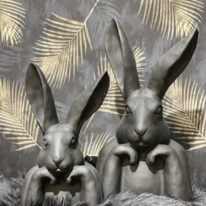 Hasenkopf Schwarz „Cool Rabbit“ mit aufgestützen Armen